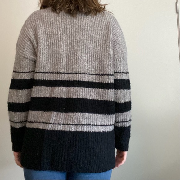 Cozy grey and black sweater - Picture 4 of 5